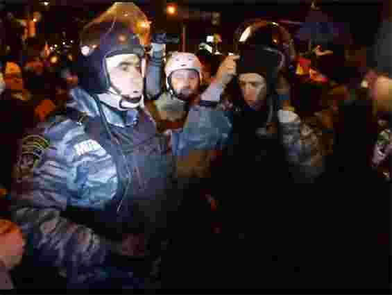 У Києві активісти змусили «Беркут» зняти маски