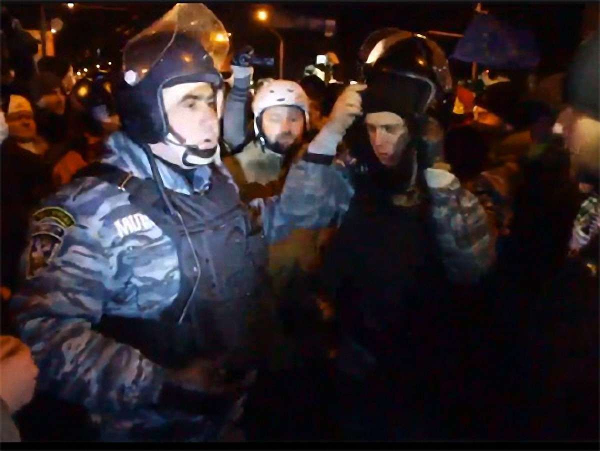 У Києві активісти змусили «Беркут» зняти маски