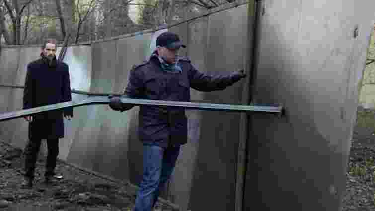 Мешканці повалили паркан на Озаркевича у Львові (фото, відео)