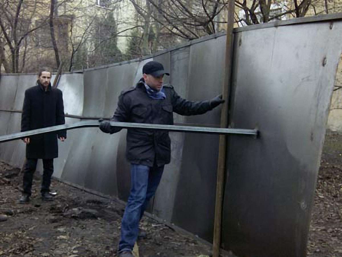 Мешканці повалили паркан на Озаркевича у Львові (фото, відео)