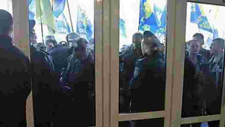 Євромайданівці пікетують Міністерство внутрішніх справ