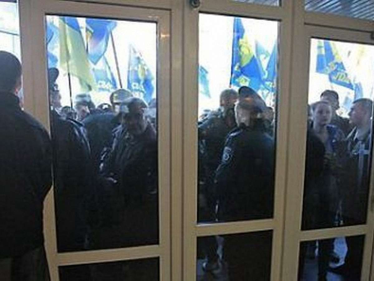 Євромайданівці пікетують Міністерство внутрішніх справ