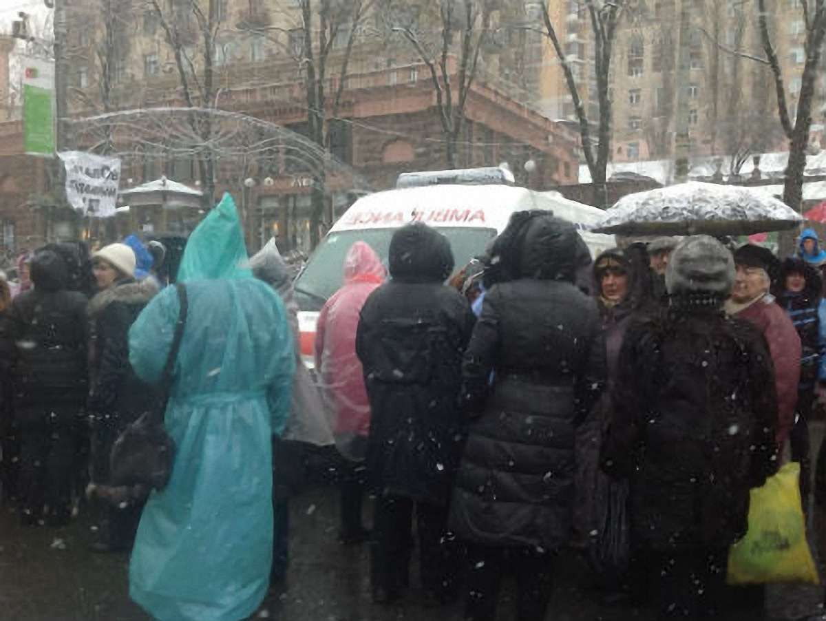 Мітингувальники від влади навідалися на Євромайдан, щоб розібрати барикаду (фото)