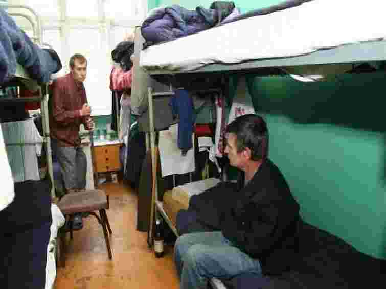 Львівським бездомним з центру обліку потрібен одяг і взуття