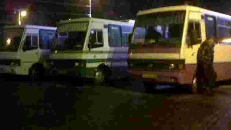 Майдан оточили автобусами з "Беркутом" (фото)