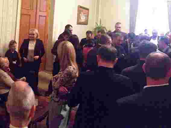 Опозиціонери заблокували Володимира Рибака у його приймальні