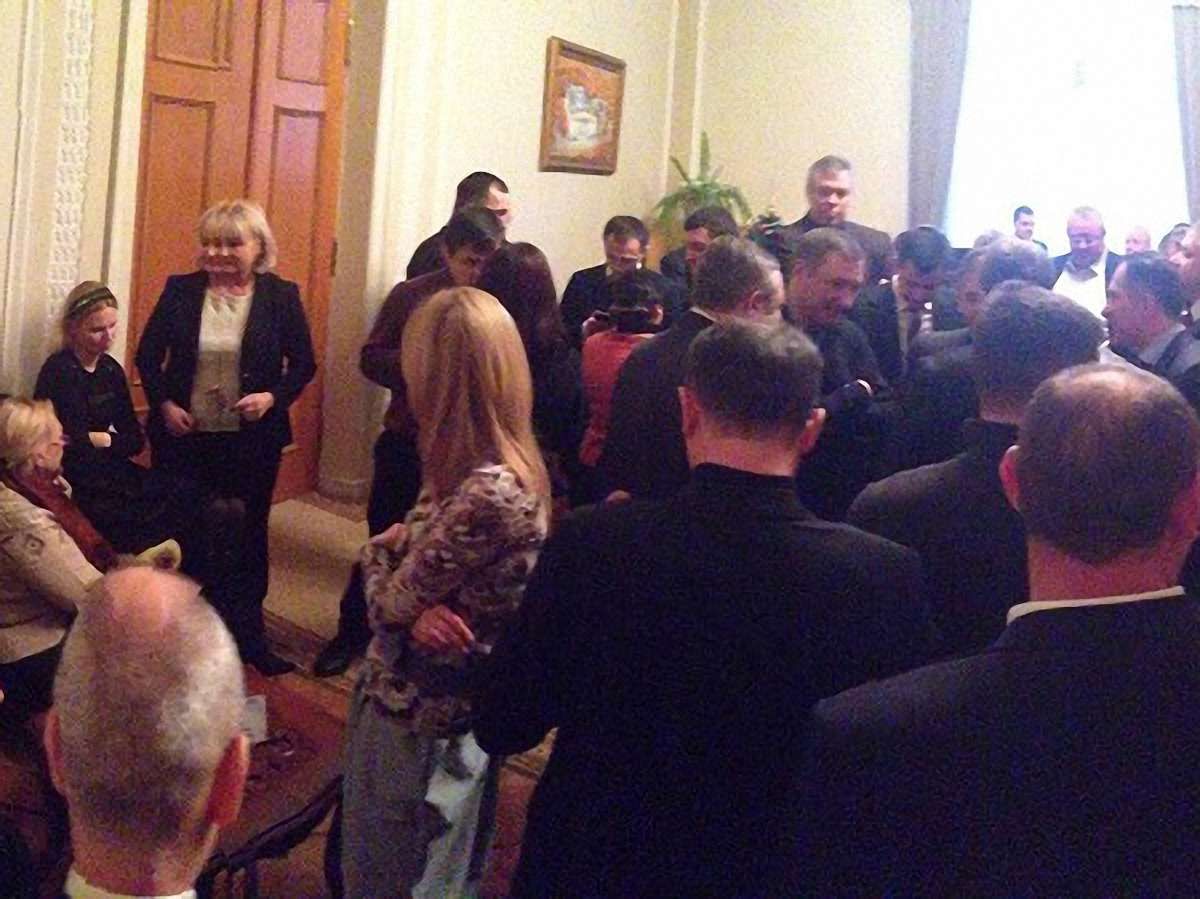 Опозиціонери заблокували Володимира Рибака у його приймальні