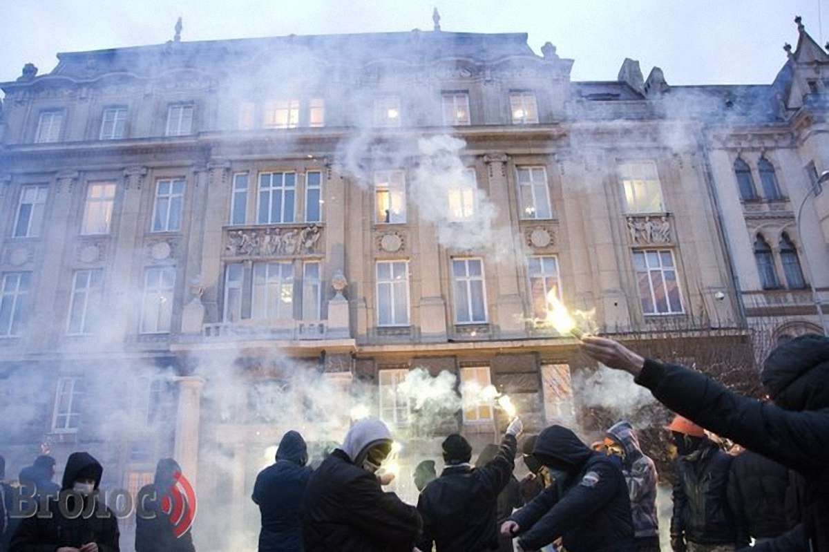 Ультраправі закидали петардами львівську прокуратуру