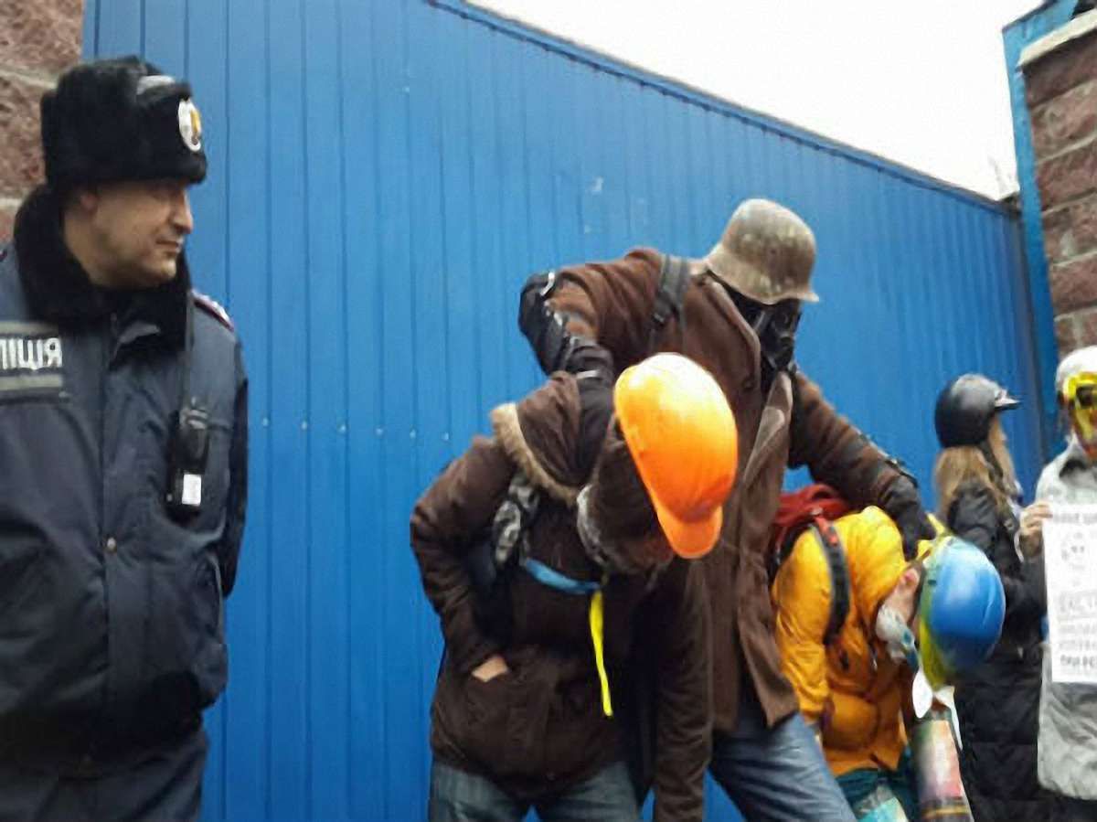 У Києві під СІЗО письменники просили їх заарештувати