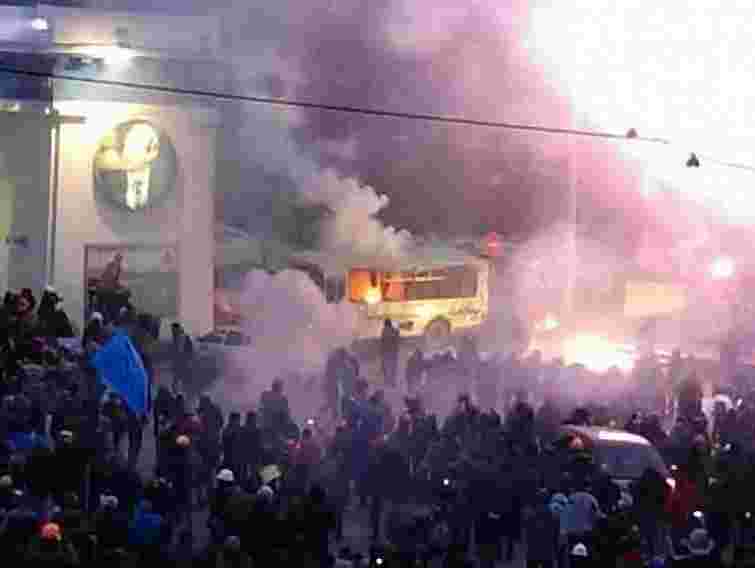 Біля стадіону ім.Лобановського в хід пішли палиці, шумові гранати