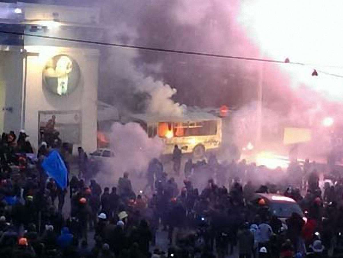 Біля стадіону ім.Лобановського в хід пішли палиці, шумові гранати