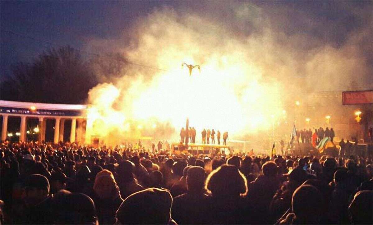 Активісти підпалили другий автобус, а міліція застосувала водомети
