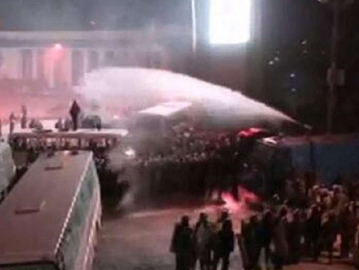 В МВС кажуть, що використали водомети не проти людей