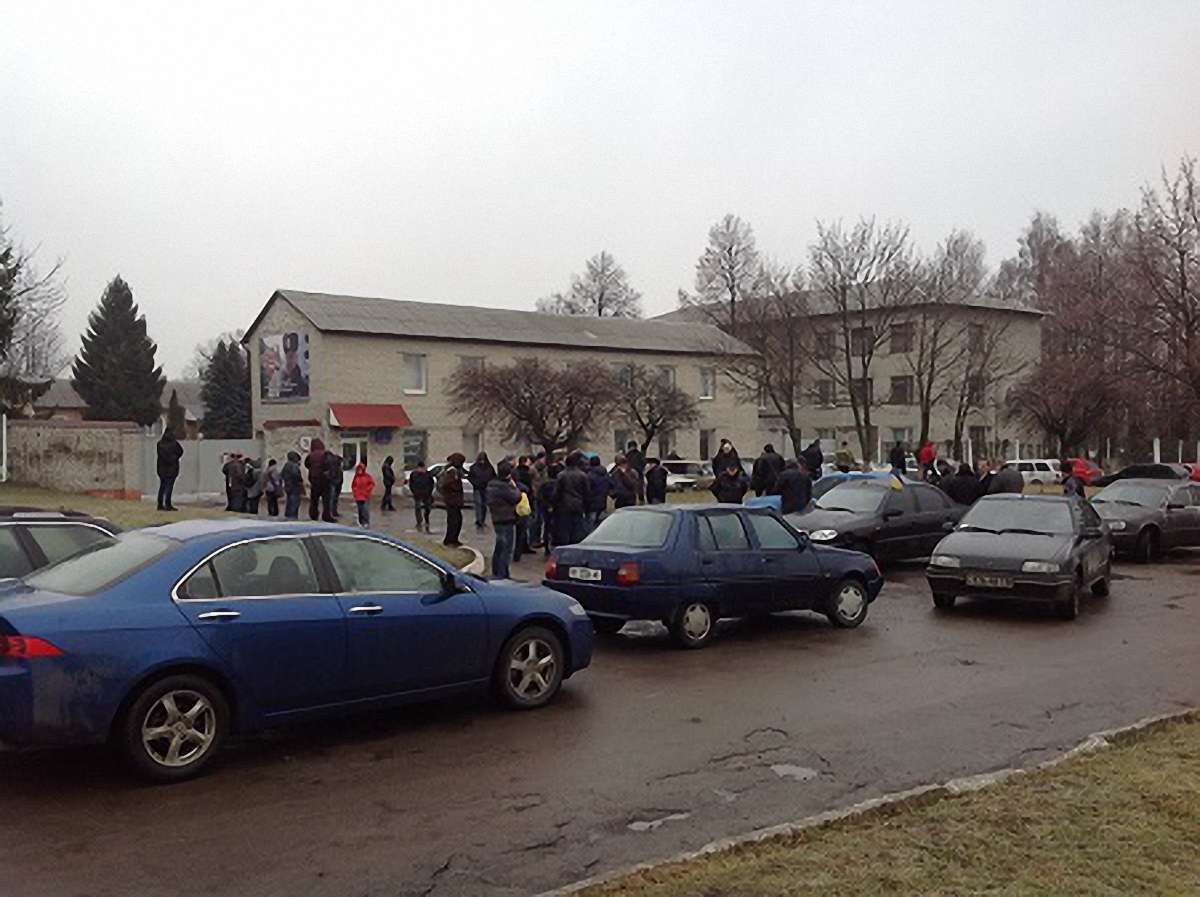 Вже 12 годин львів’яни блокують виїзд військових на Київ
