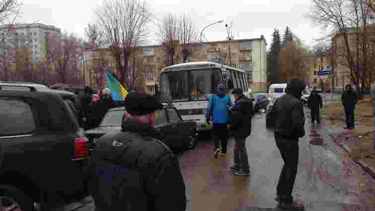 Львів’яни блокують автобус, у який сідали військові в цивільному