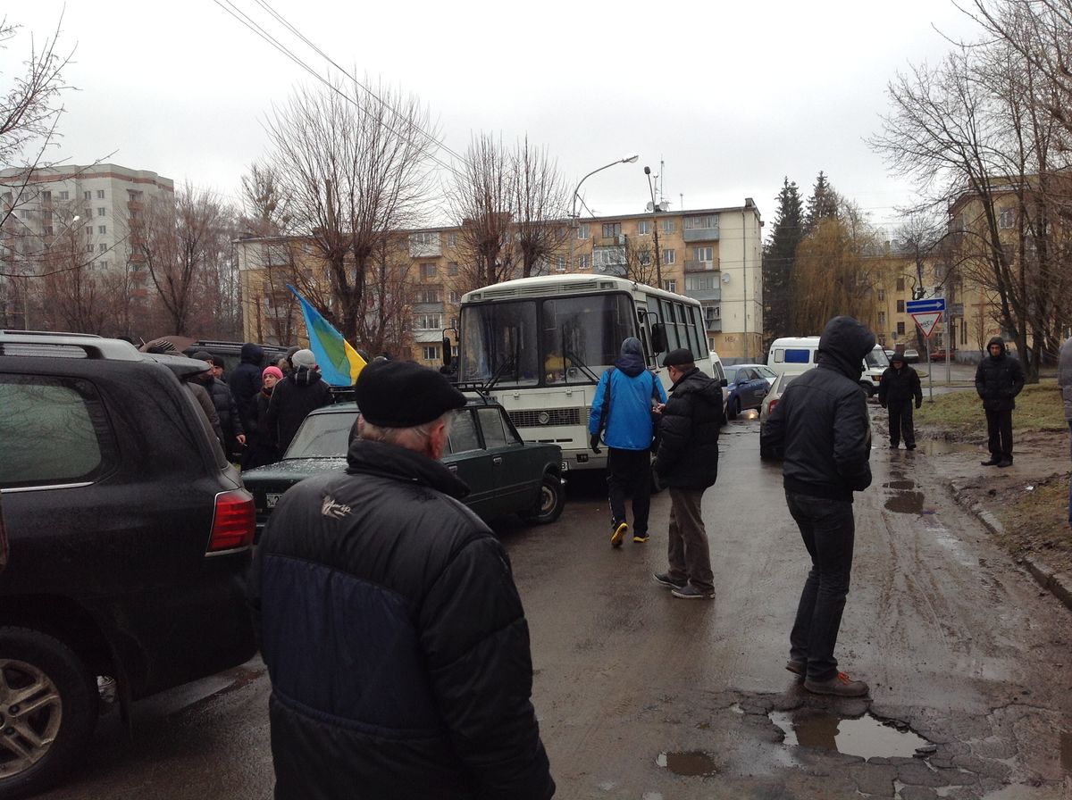 Львів’яни блокують автобус, у який сідали військові в цивільному