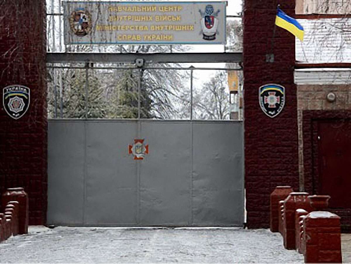 У Золочеві заблокували виїзди з навчального центру ВВ