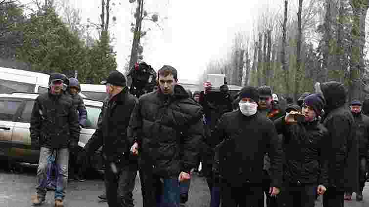 У Львові невідомі в масках кидали петарди біля військової частини