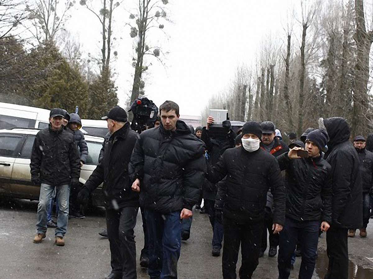У Львові невідомі в масках кидали петарди біля військової частини