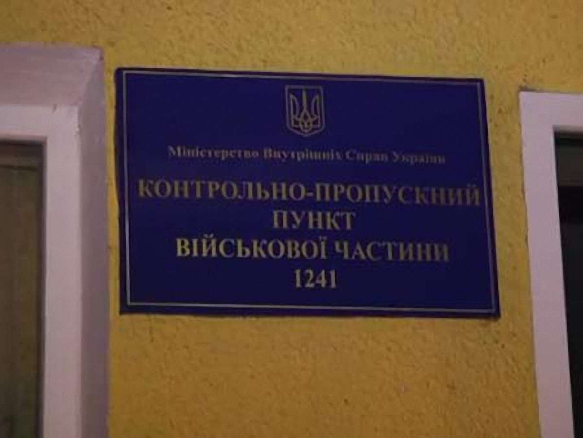 В Івано-Франківську військових випускають з бази лише з активістами