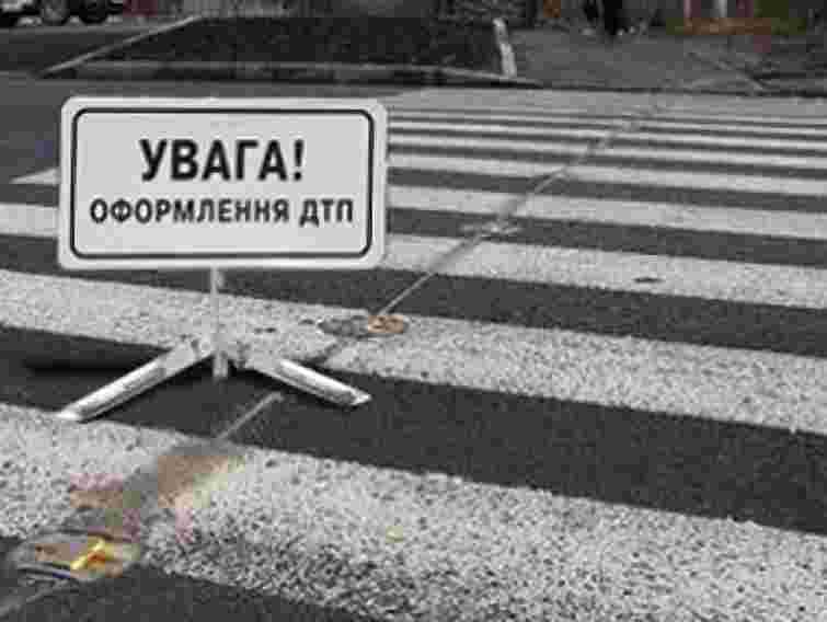 У Львові водій мікроавтобуса збив на переході дівчину і втік