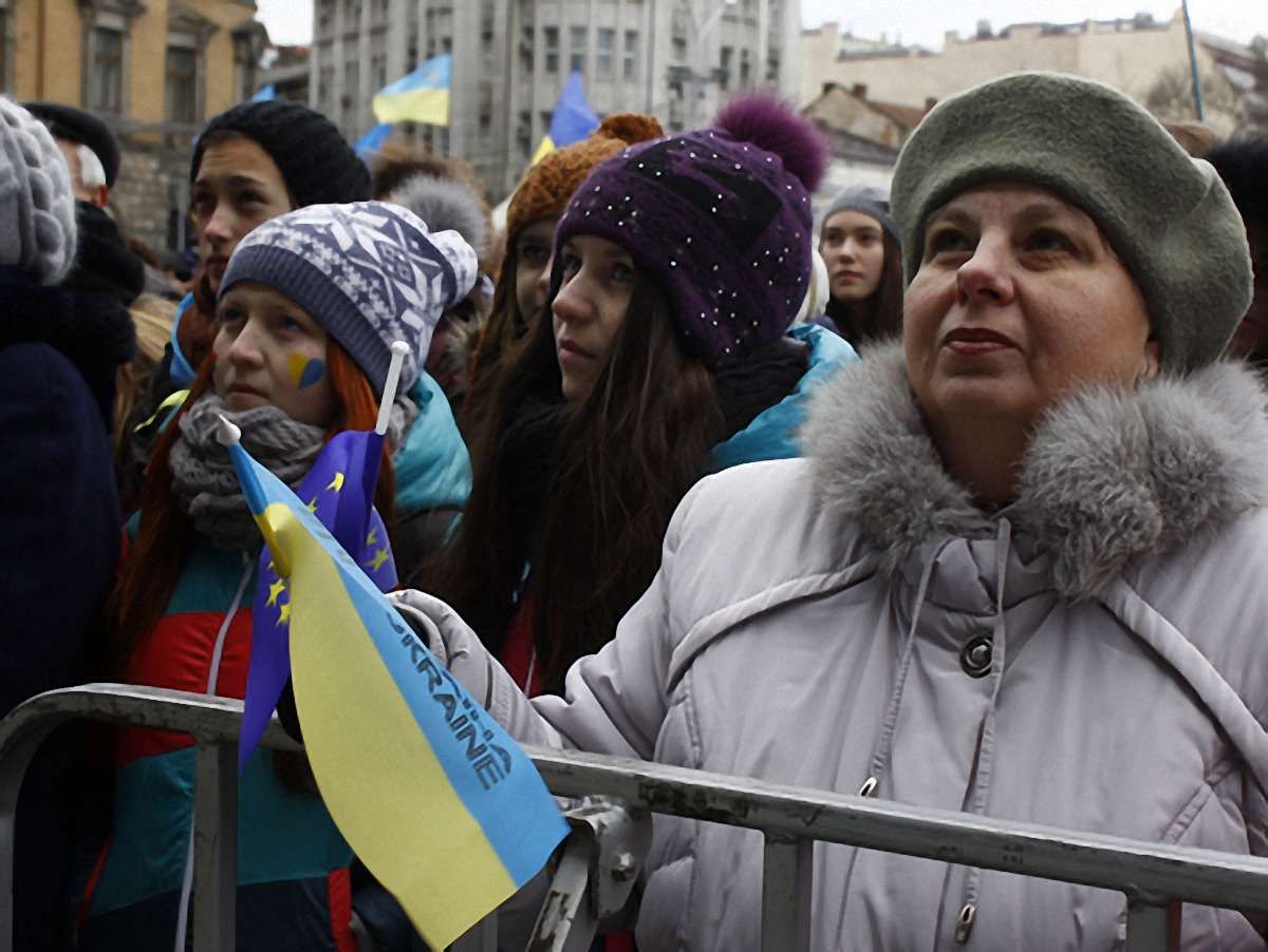 На львівському Євромайдані закликали до мобільного страйку