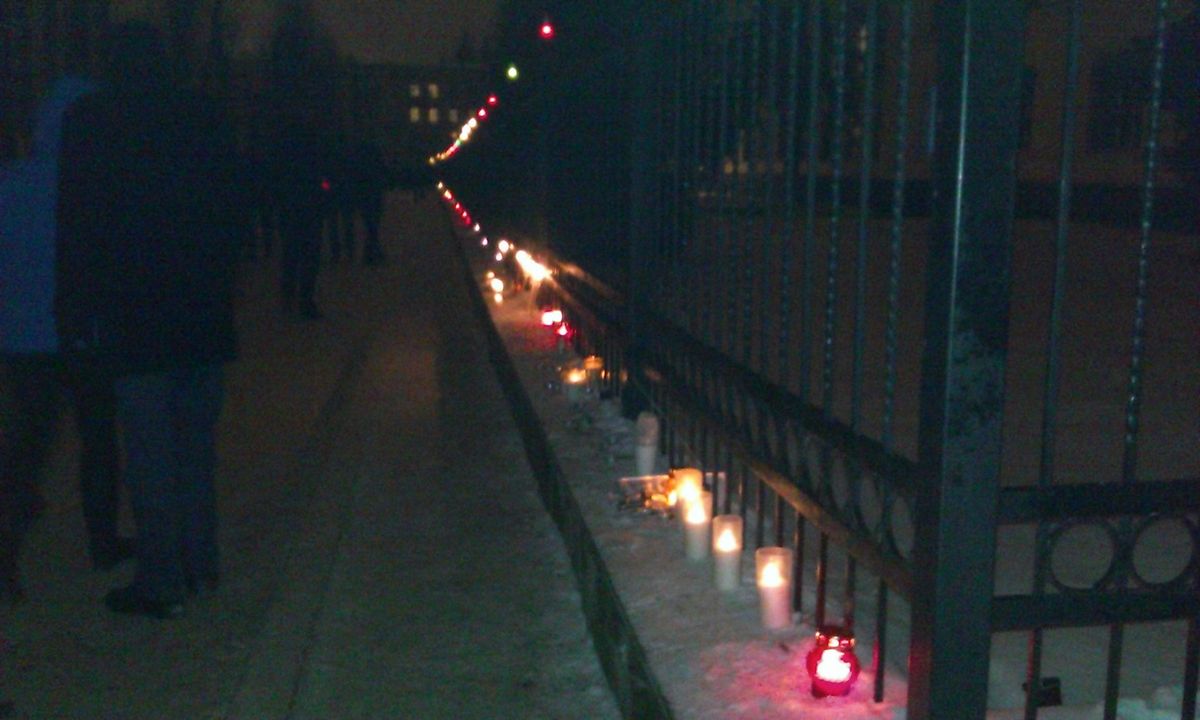 Львів’яни запалили лампадки біля військової частини