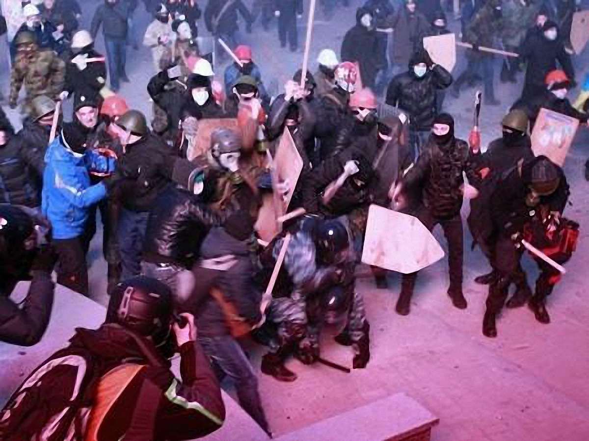 У Києві бійка: активісти захищають поранених від "беркутівців"