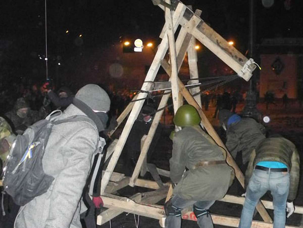 Мітингувальники у Києві збудували нову катапульту