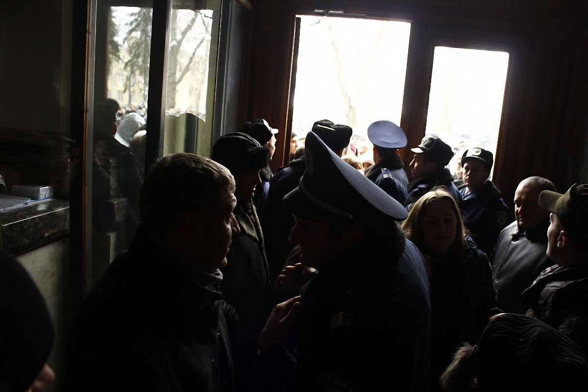 Львів’яни захопили будівлю облдержадміністрації