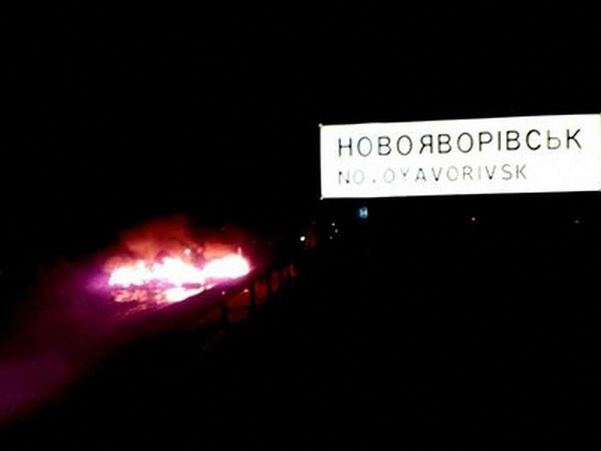 Міжнародна траса Львів-Краковець досі перекрита