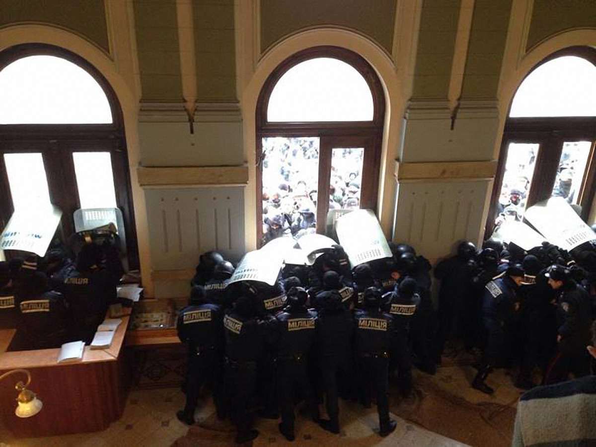 У Чернівцях штурмують ОДА. Міліція розпилює газ