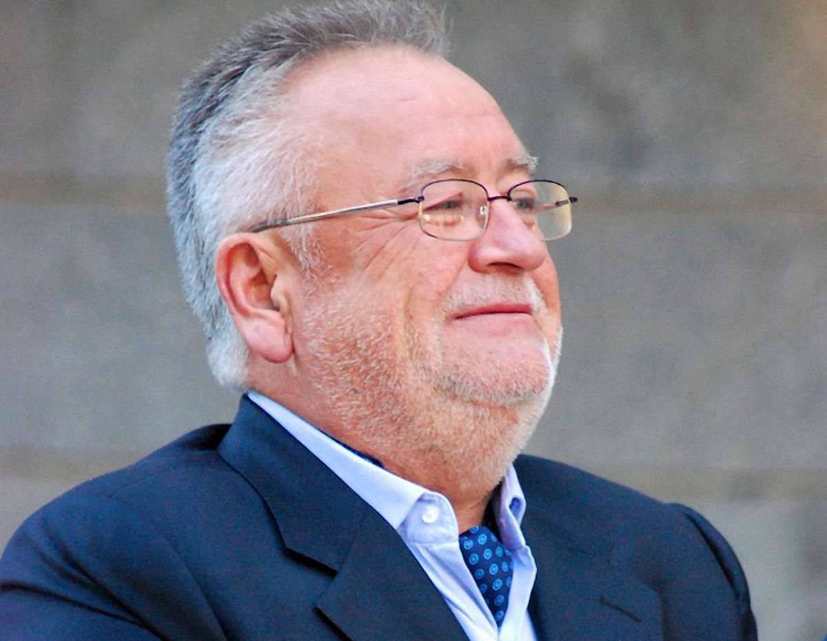 Голова Волинської ОДА став перед людьми на коліна