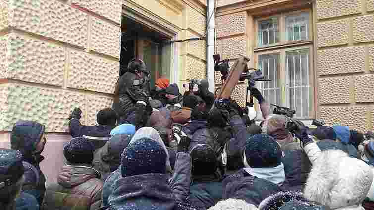 Після чотирьох годин штурму люди захопили Чернівецьку ОДА