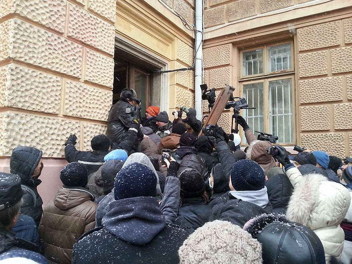 Після чотирьох годин штурму люди захопили Чернівецьку ОДА