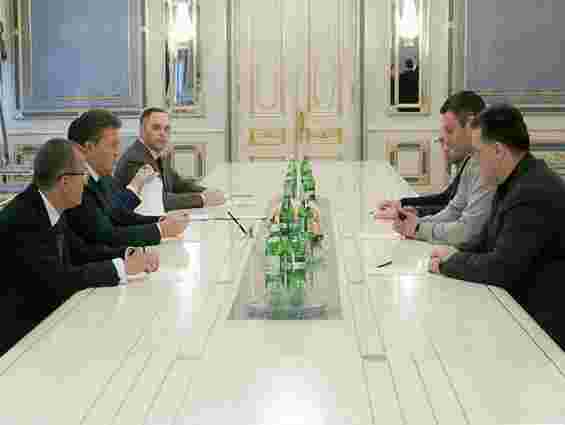 Янукович веде переговори з опозицією на Банковій