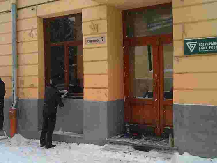 У Львові банк Януковича закидали яйцями (фото, відео)