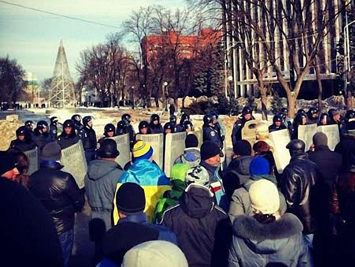 У Дніпропетровську штурмують будівлю ОДА