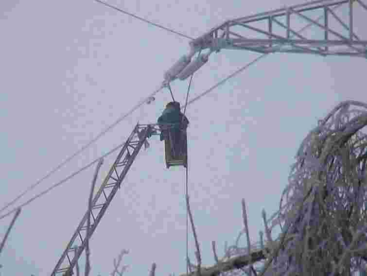 Негода залишила без світла 341 село в Україні