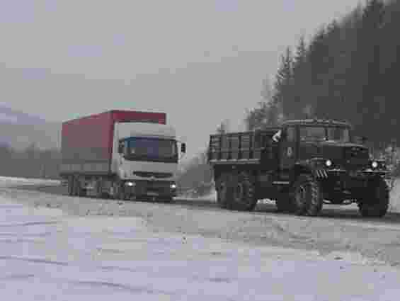 Через снігопади на Прикарпатті ускладнений рух транспорту