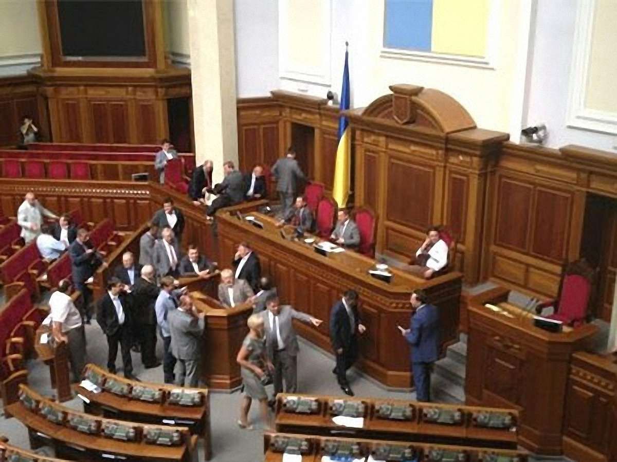 Регіонали покинули сесійну залу парламенту і пішли радитися 
