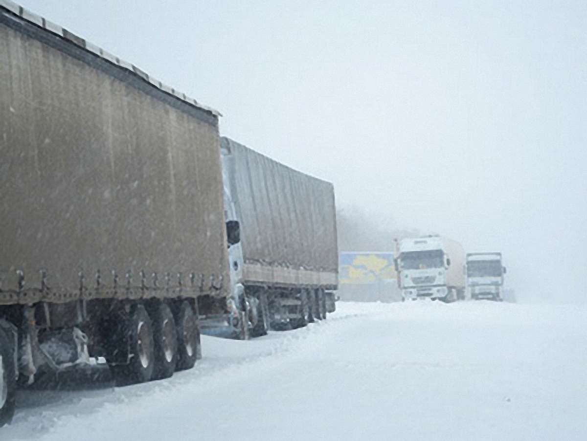 На Львівщині через снігопади відсутній доїзд до 41 села