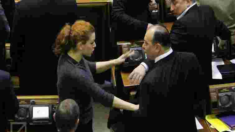 Регіонал сильно вдарив Лесю Оробець у парламенті (фото)