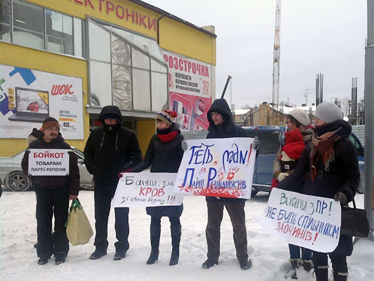 У Львові біля супермаркету «Шок» збудували «криваву йолку» (фото)