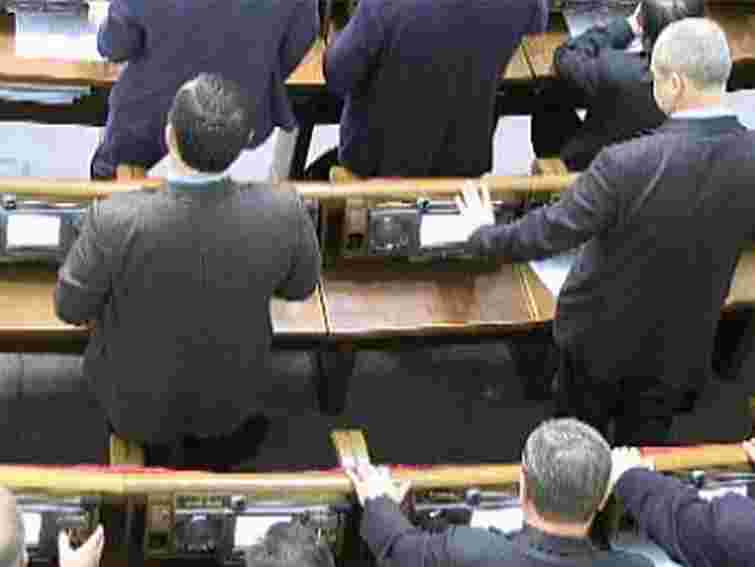 Регіонали кнопкодавили під час голосування закону про амністію