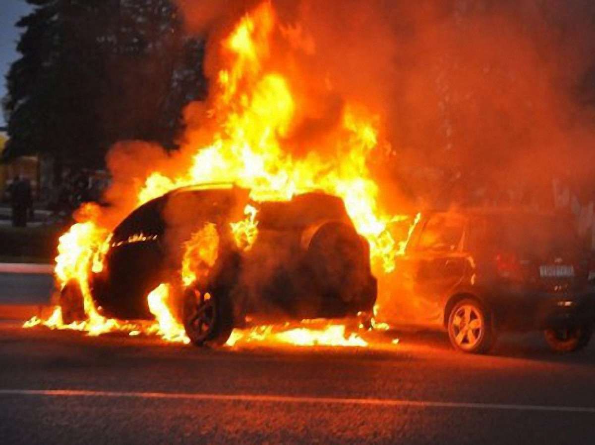 Автомайдан заявляє, що вночі невідомі спалили активістам 8 авто 