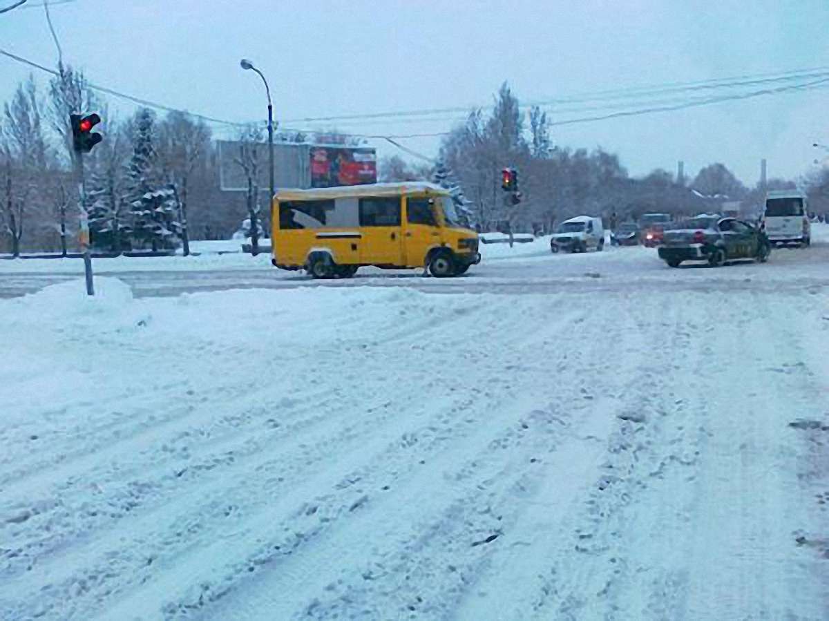Рух дорогами 8 областей Україні все ще залишається ускладненим