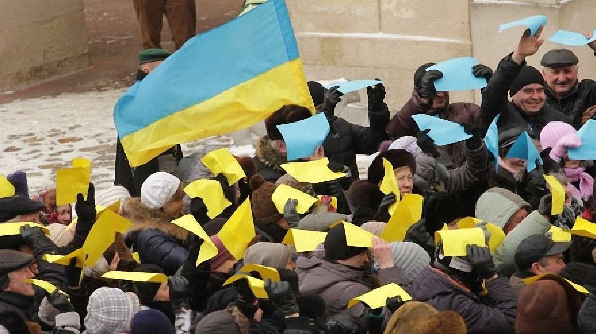 У Львові створили живий прапор на підтримку Сходу (фото)