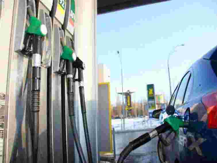 Курс долара створює передумови для подорожчання бензину, - експерт