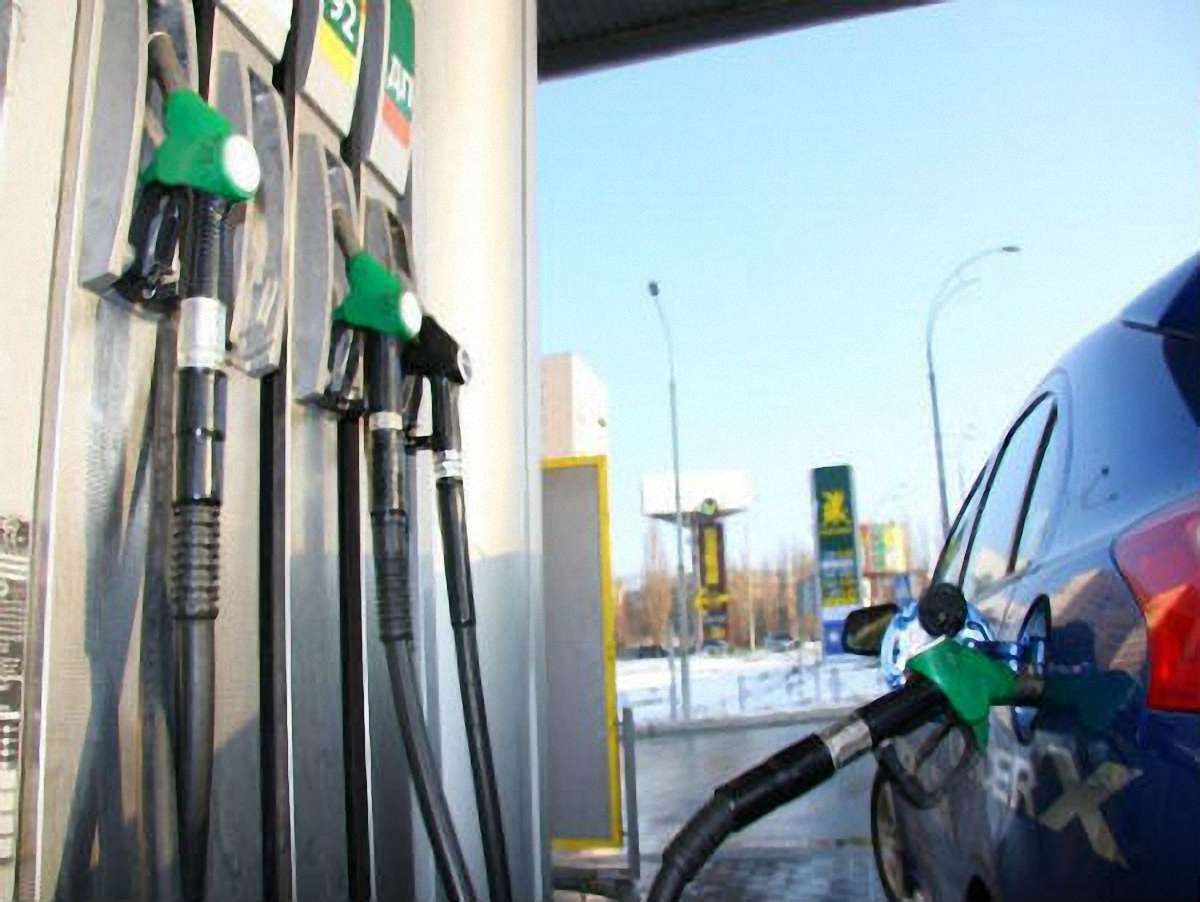 Курс долара створює передумови для подорожчання бензину, - експерт